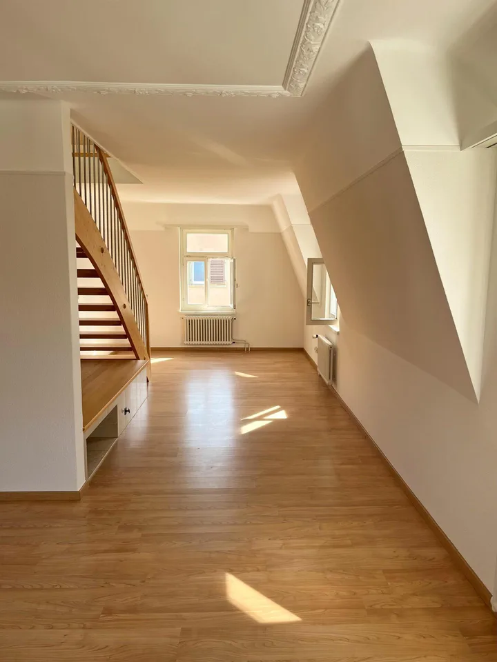 Charmante 4.5-Zimmer-Altbauwohnung mit loftartigem Dachgeschoss – Foto 4 von 12