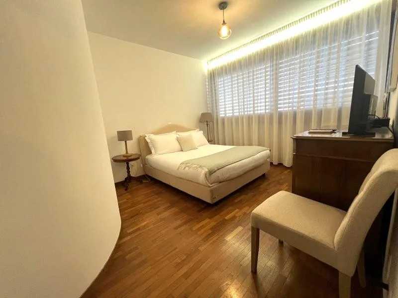 Elegantes, möbliertes 4.5-Zimmer-Apartment mit Terrassen und Seeblick in Cassarate – Foto 8 von 13