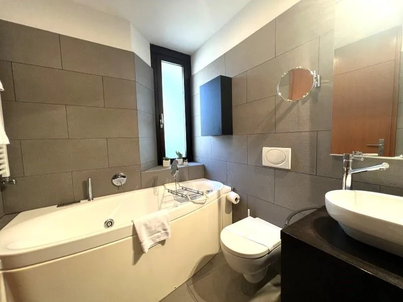 Elegantes, möbliertes 4.5-Zimmer-Apartment mit Terrassen und Seeblick in Cassarate – Foto 12 von 13