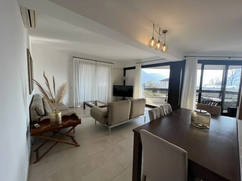 Elegantes, möbliertes 4.5-Zimmer-Apartment mit Terrassen und Seeblick in Cassarate – Foto 2 von 13