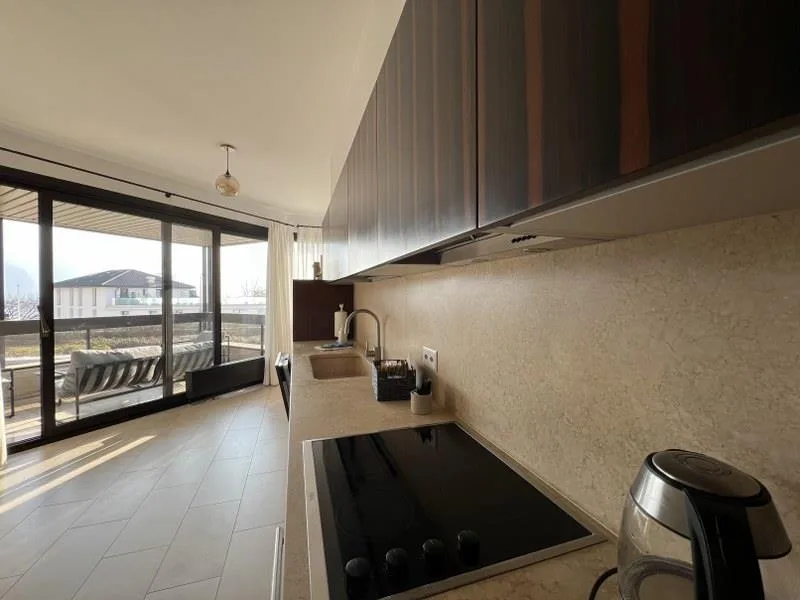Elegantes, möbliertes 4.5-Zimmer-Apartment mit Terrassen und Seeblick in Cassarate – Foto 6 von 13