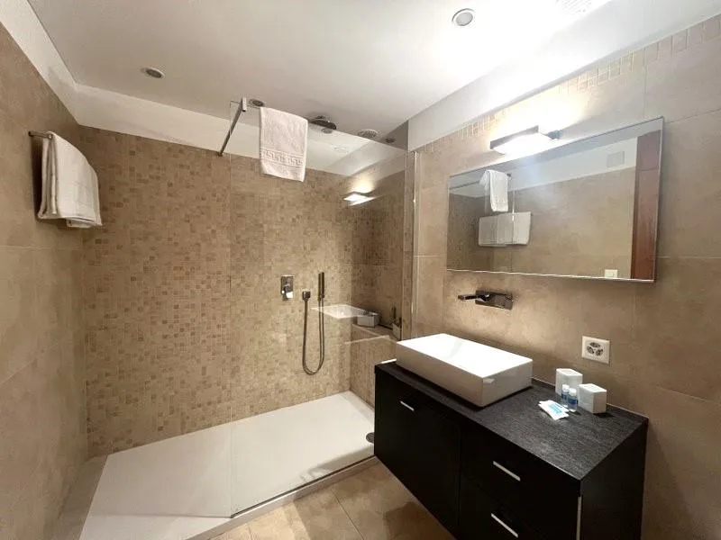 Elegantes, möbliertes 4.5-Zimmer-Apartment mit Terrassen und Seeblick in Cassarate – Foto 13 von 13