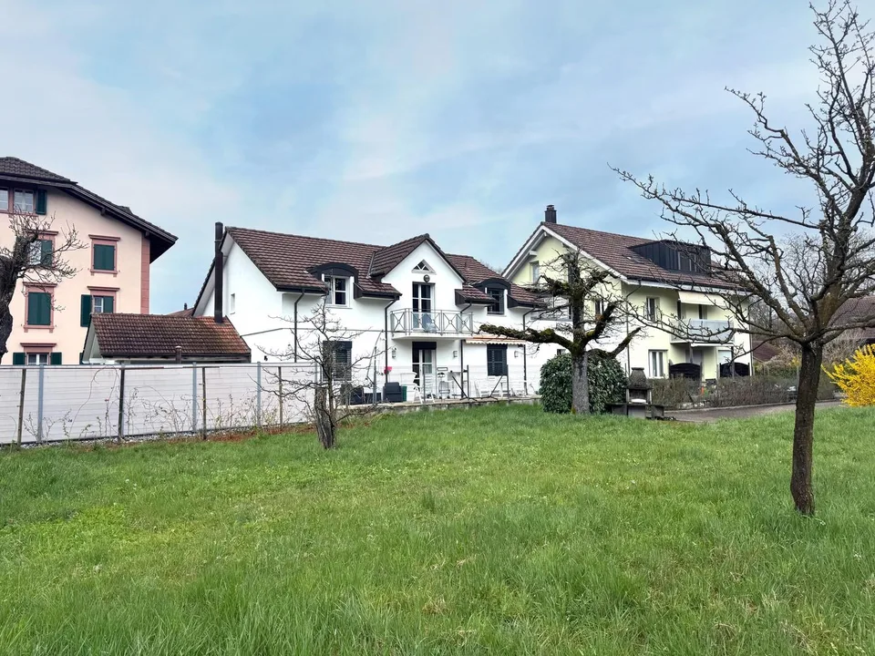 Teilsaniertes Zweifamilienhaus mit Entwicklungspotenzial – Foto 2 von 3