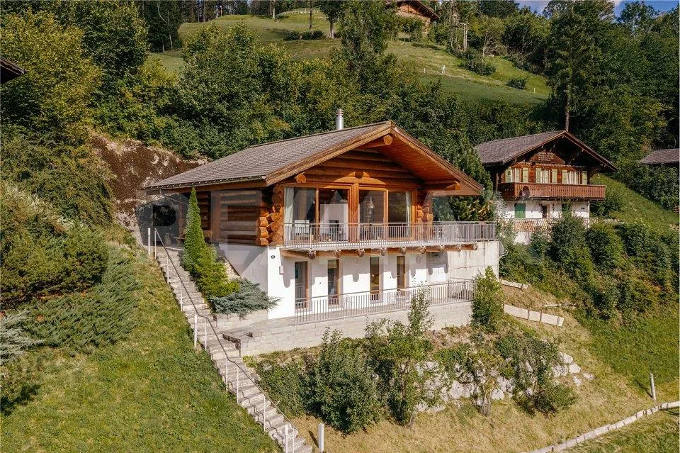 Alpencharme aus Rundholz - Wohnen mit Weitblick an der Lenk – Foto 3 von 13