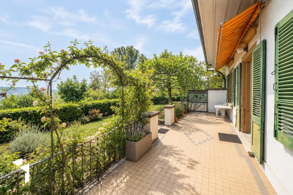 Grosszügige 7.5-Zimmer-Villa mit Panoramasicht – Foto 2 von 17