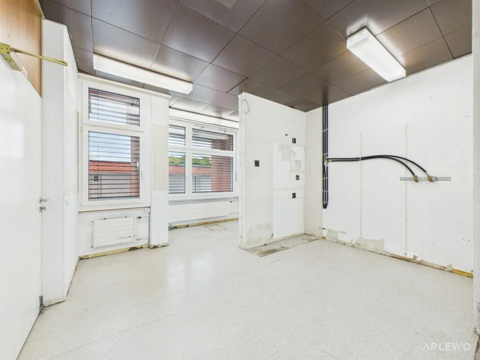Vielseitige Dienstleistungsfläche im Erdgeschoss – photo 6 sur 15