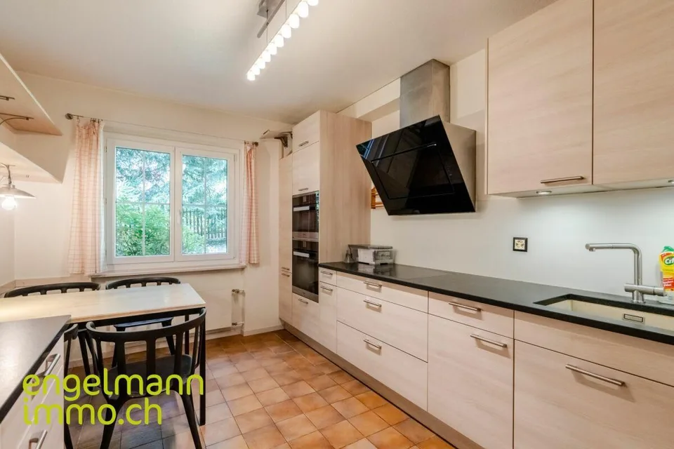 Grande propriété de 8,5 pces avec garage double – foto 8 di 14