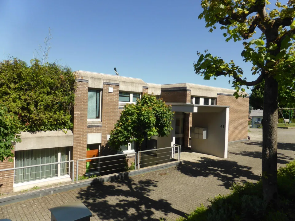 Renovierte 2.5 Zimmerwohnung im Grünen – photo 2 of 9