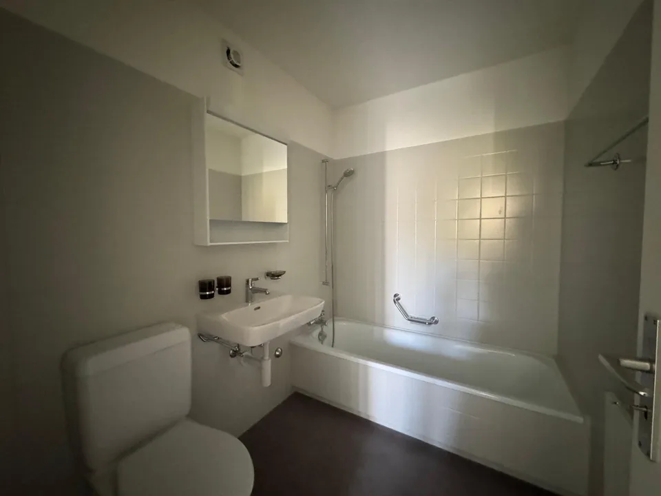 Renovierte 2.5 Zimmerwohnung im Grünen – photo 3 of 9