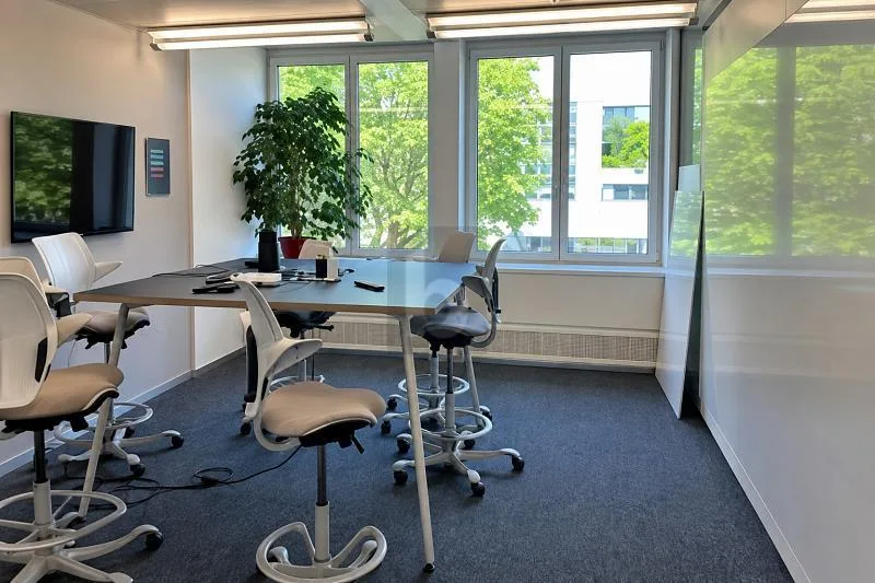 LICHTDURCHFLUTET MIT OFFENEN ARBEITSBEREICHEN – Foto 3 von 6