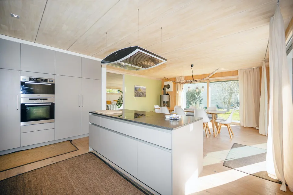 Exklusives Massiv-Holzhaus mit erstklassigem Raumklima – foto 11 di 16