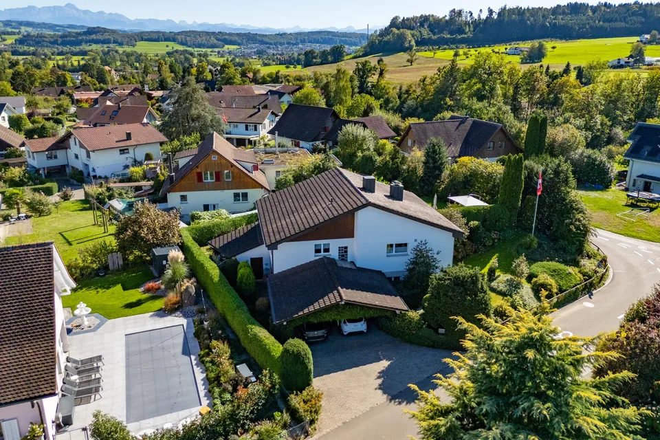 Familienliegenschaft mit wunderschönem Garten – Foto 4 von 23