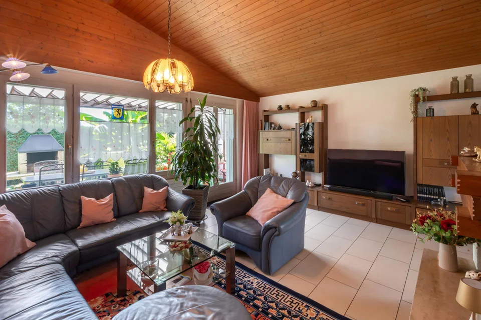 Familienliegenschaft mit wunderschönem Garten – Foto 9 von 23