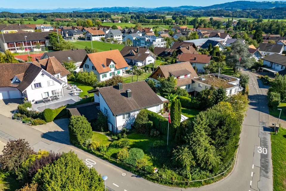 Familienliegenschaft mit wunderschönem Garten – Foto 3 von 23