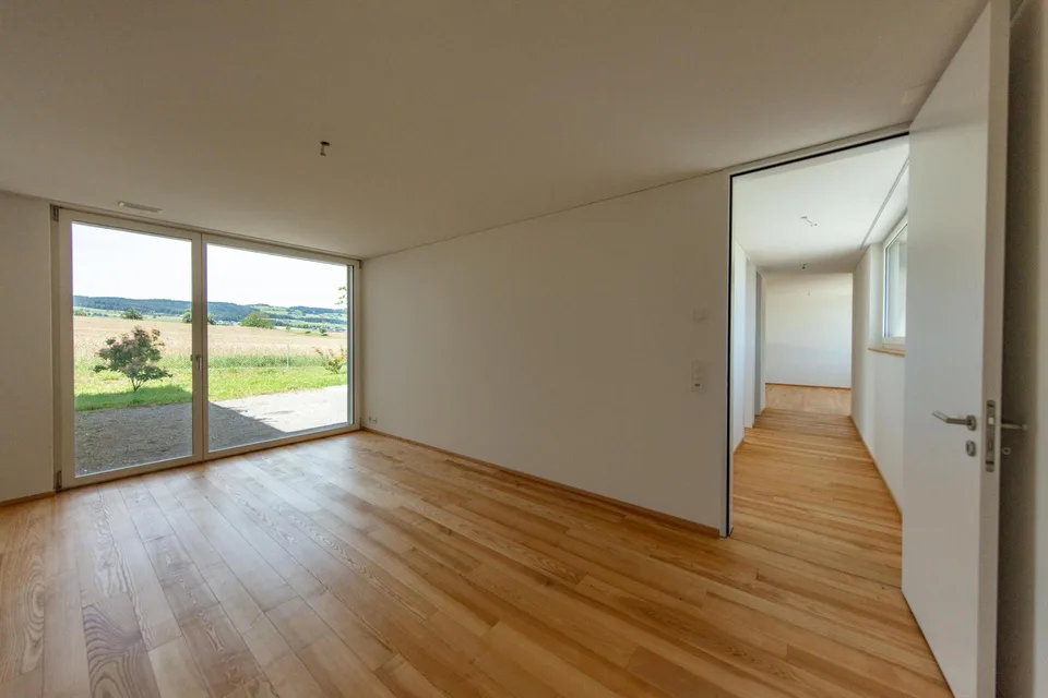 Naturnah wohnen, modern leben – 7.5-Zimmer Einfamilienhaus in Sins – photo 4 sur 5