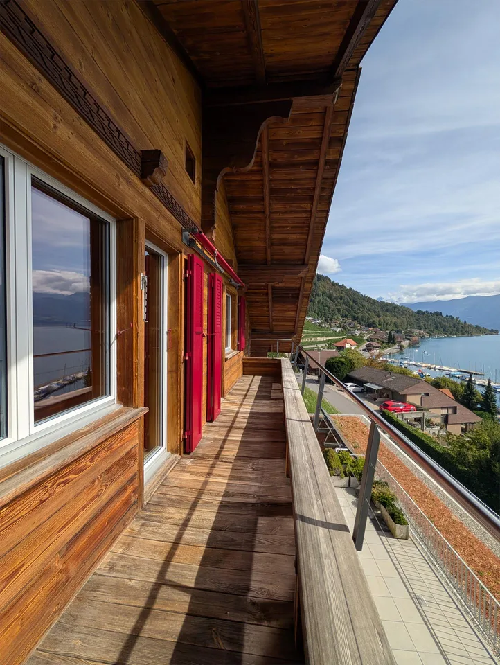 Charmante 2.5-Zimmer-Dachwohnung mit traumhaftem See- und Bergblick – Foto 2 von 22