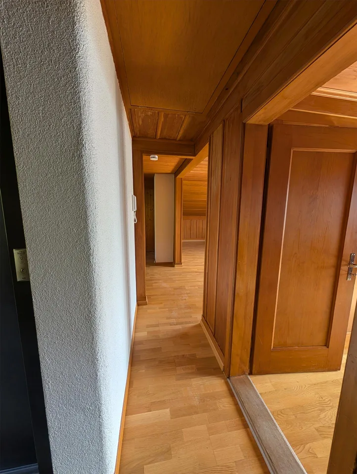 Charmante 2.5-Zimmer-Dachwohnung mit traumhaftem See- und Bergblick – Foto 6 von 22