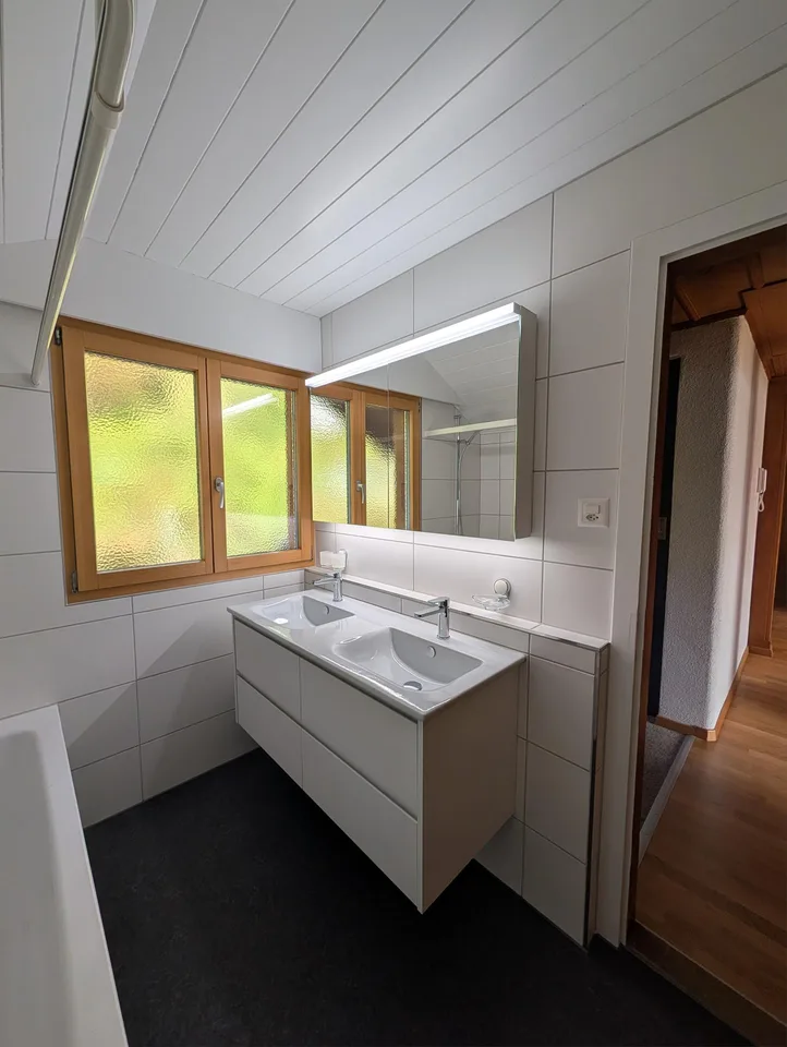 Charmante 2.5-Zimmer-Dachwohnung mit traumhaftem See- und Bergblick – Foto 9 von 22
