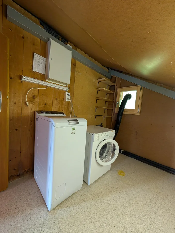Charmante 2.5-Zimmer-Dachwohnung mit traumhaftem See- und Bergblick – Foto 21 von 22