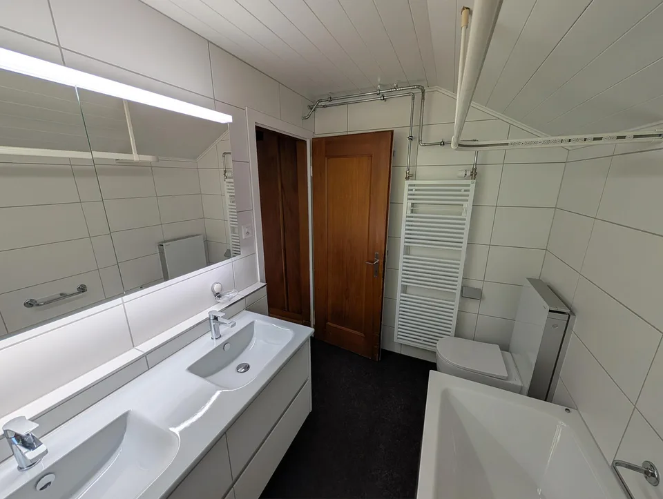 Charmante 2.5-Zimmer-Dachwohnung mit traumhaftem See- und Bergblick – Foto 10 von 22