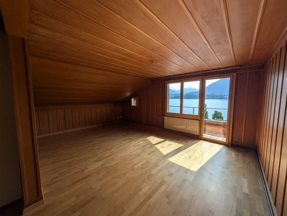 Charmante 2.5-Zimmer-Dachwohnung mit traumhaftem See- und Bergblick – Foto 20 von 22