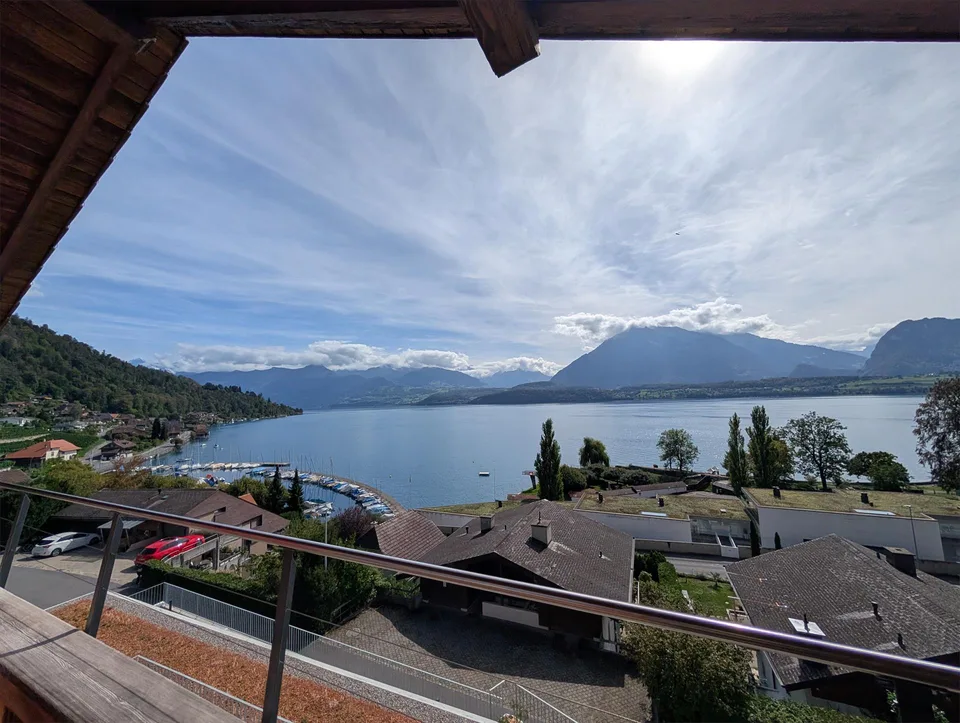 Charmante 2.5-Zimmer-Dachwohnung mit traumhaftem See- und Bergblick – Foto 4 von 22