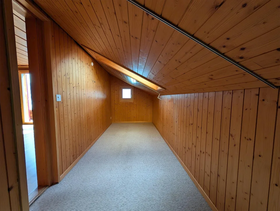 Charmante 2.5-Zimmer-Dachwohnung mit traumhaftem See- und Bergblick – Foto 14 von 22