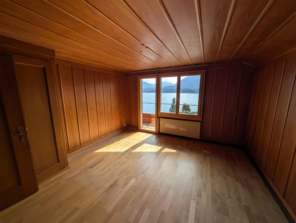 Charmante 2.5-Zimmer-Dachwohnung mit traumhaftem See- und Bergblick – Foto 12 von 22