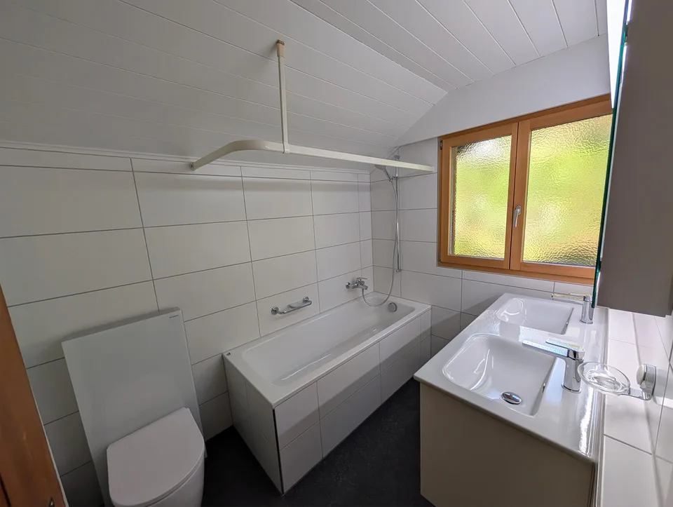 Charmante 2.5-Zimmer-Dachwohnung mit traumhaftem See- und Bergblick – Foto 8 von 22