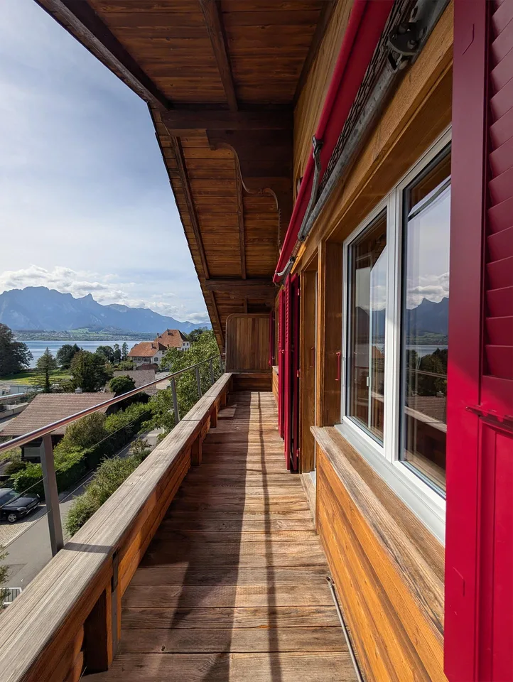 Charmante 2.5-Zimmer-Dachwohnung mit traumhaftem See- und Bergblick – Foto 3 von 22