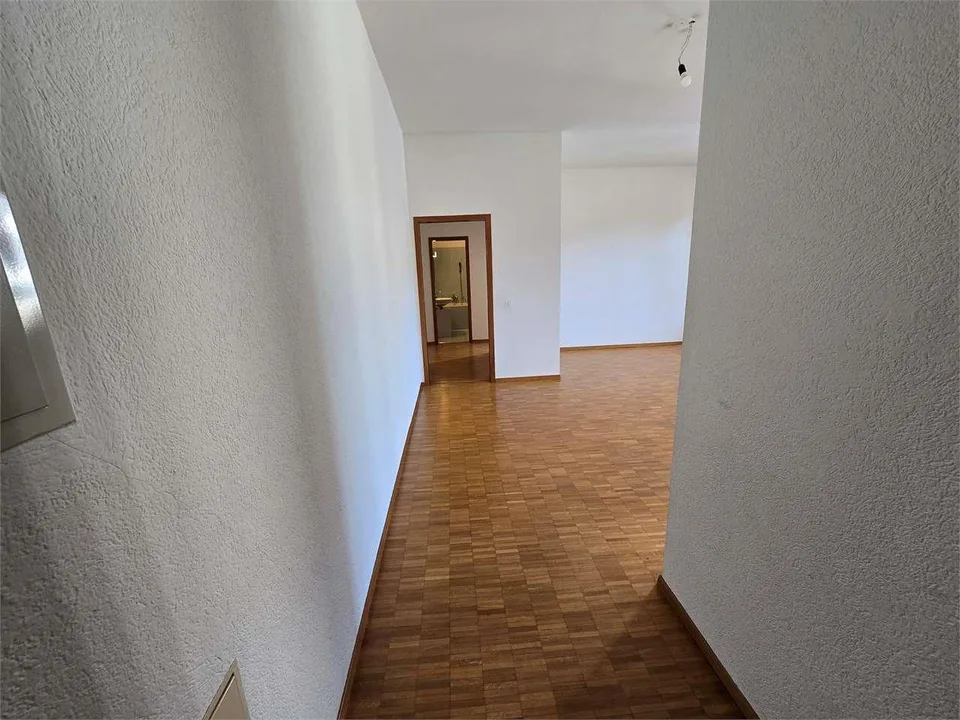 Chiasso (Via Puccini 2) - Großes 3.5-Zimmer-Apartment mit 95 m² im EG mit großem Balkon – Foto 2 von 13