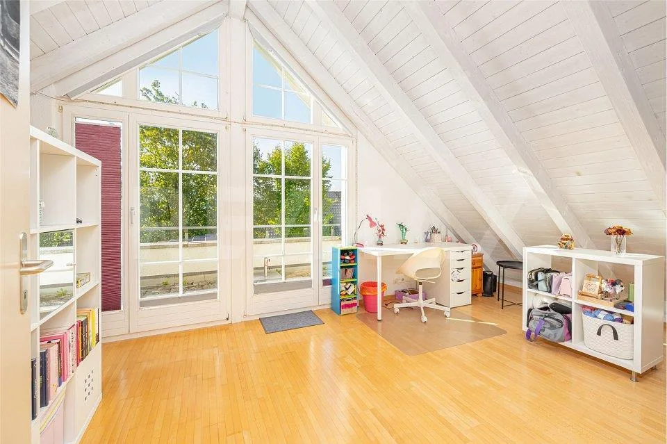 Detached single-family house with a far-reaching view, winter garden & feel-good ambiance – photo 8 of 13