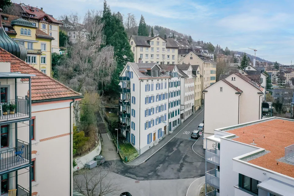 Vivre au-dessus des toits de la ville avec un balcon pour tomber amoureux – photo 8 sur 8