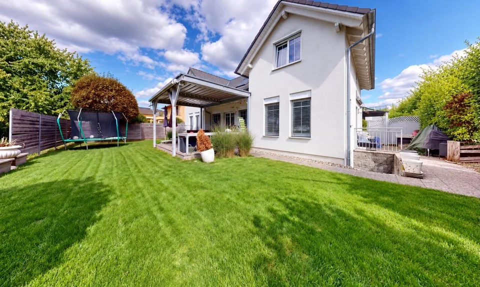 8.5 - Zimmer Einfamilienhaus mit viel Platz, Garten & ruhiger Wohnlage – Foto 4 von 13