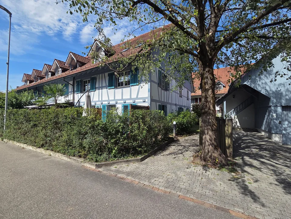 3.5-Zimmer-Maisonettewohnung im Dorfzentrum mit zwei Autoeinstellplätz – foto 2 di 13