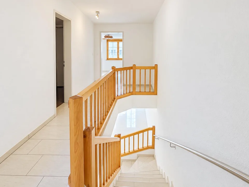 3.5-Zimmer-Maisonettewohnung im Dorfzentrum mit zwei Autoeinstellplätz – foto 8 di 13