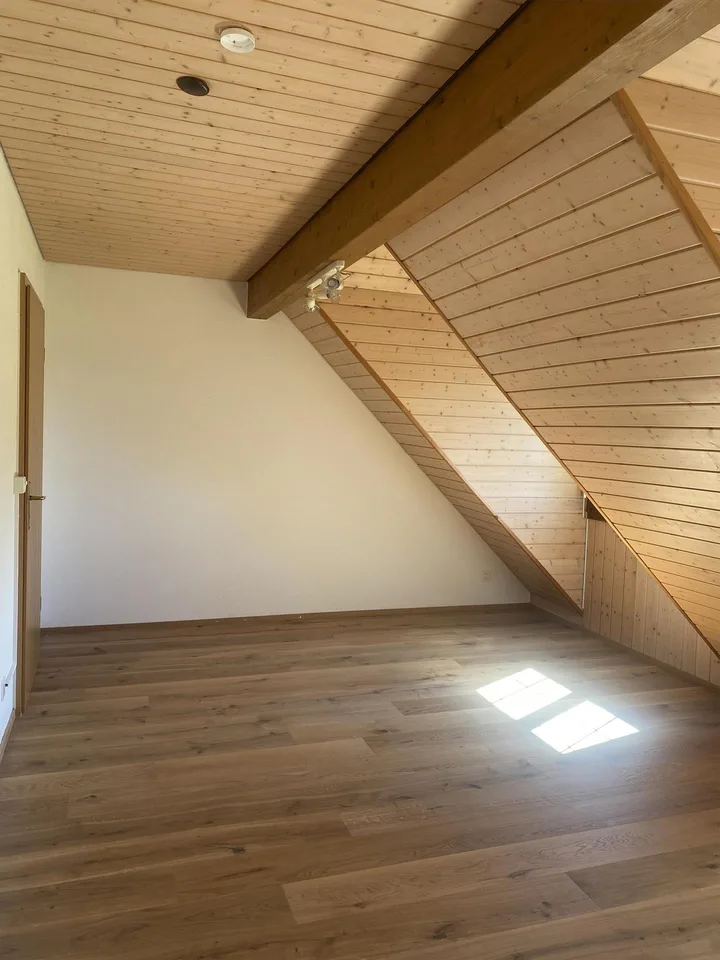 Helle 3.5-Zimmer-Dachwohnung mit Balkon und Weitsicht – Foto 6 von 11