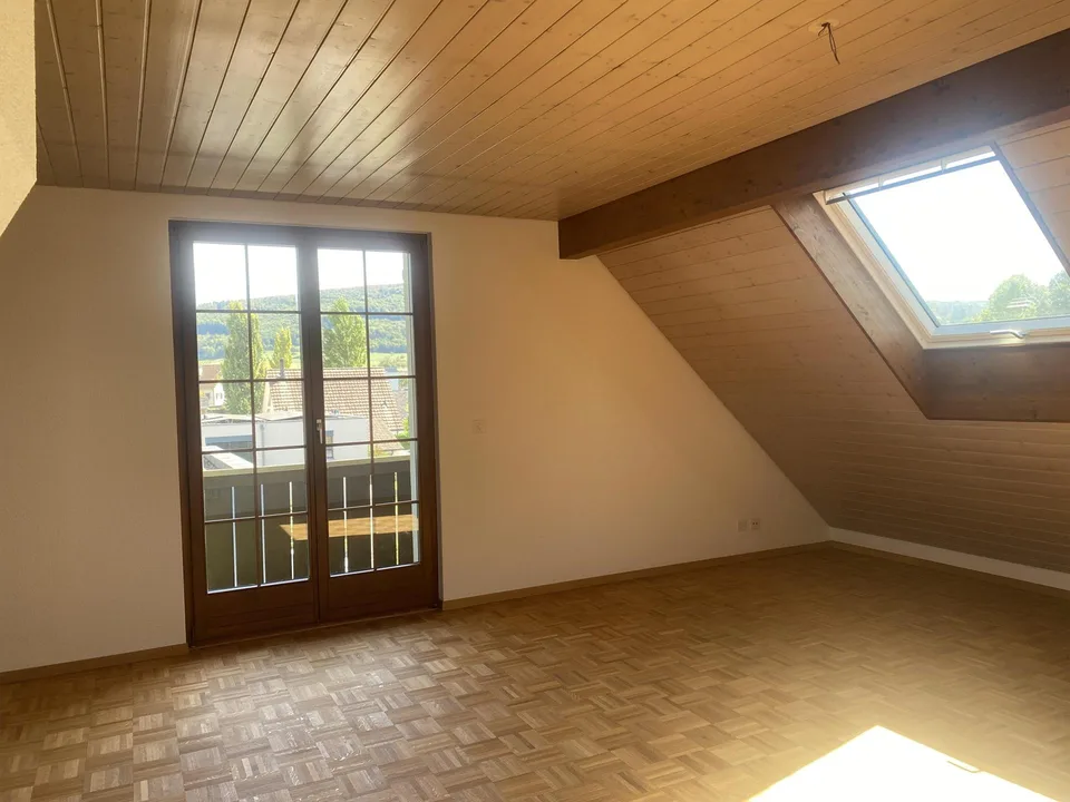 Helle 3.5-Zimmer-Dachwohnung mit Balkon und Weitsicht – Foto 2 von 11