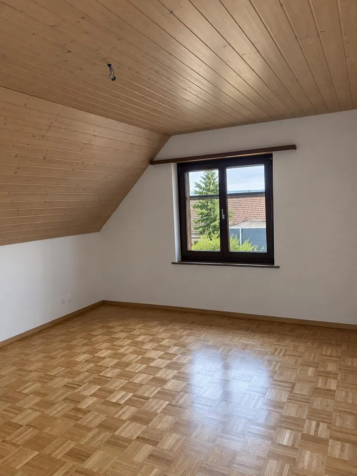 Helle 3.5-Zimmer-Dachwohnung mit Balkon und Weitsicht – Foto 9 von 11