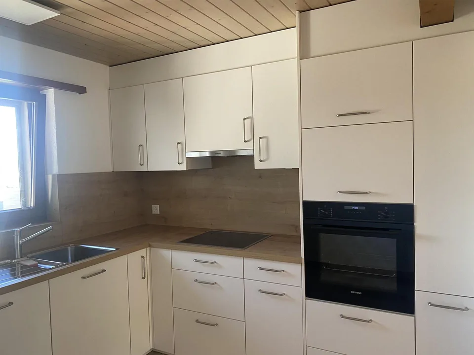 Helle 3.5-Zimmer-Dachwohnung mit Balkon und Weitsicht – Foto 4 von 11