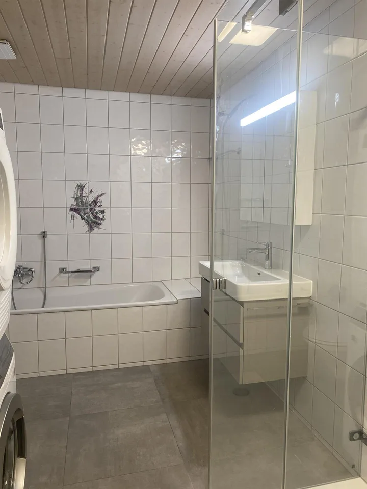 Helle 3.5-Zimmer-Dachwohnung mit Balkon und Weitsicht – Foto 7 von 11