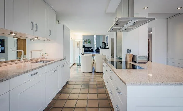 EINFAMILIENHAUS MIT AUSSERGEWÖHNLICHER GARTENOASE UND SCHWIMMTEICH – Foto 4 von 8