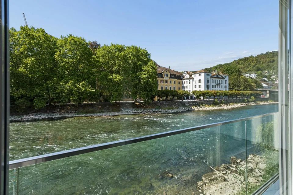 Repräsentatives Wohnen auf 168m2 direkt am Fluss: 3.5 Zimmer in Ennetbaden – Foto 2 von 13