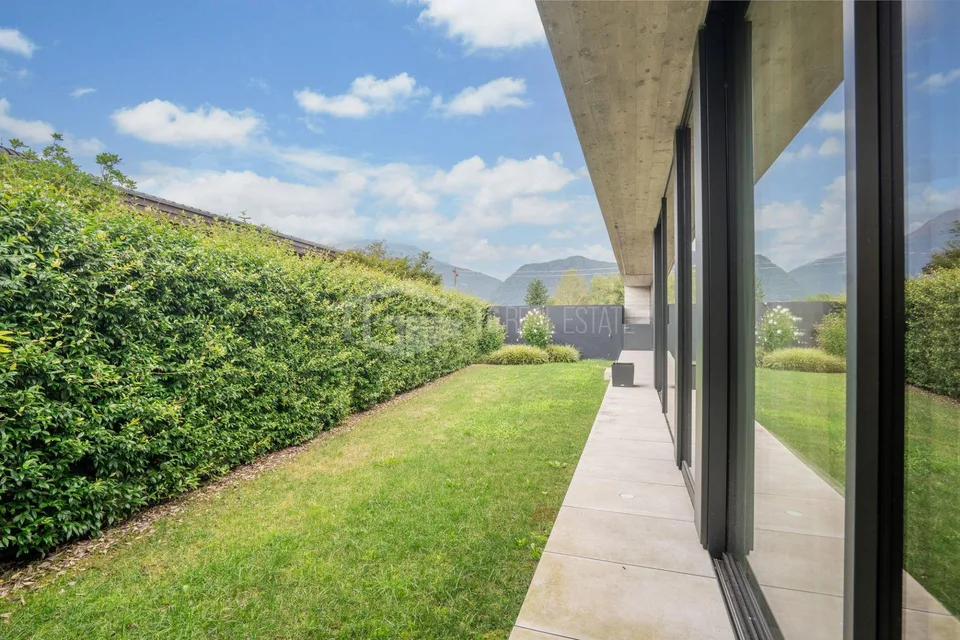 ELEGANT MODERN VILLA SURROUNDED BY GREENERY – photo 13 of 15