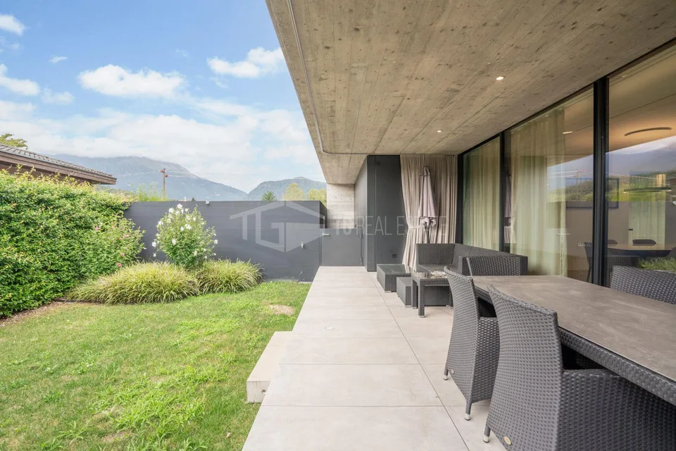ELEGANT MODERN VILLA SURROUNDED BY GREENERY – photo 12 of 15