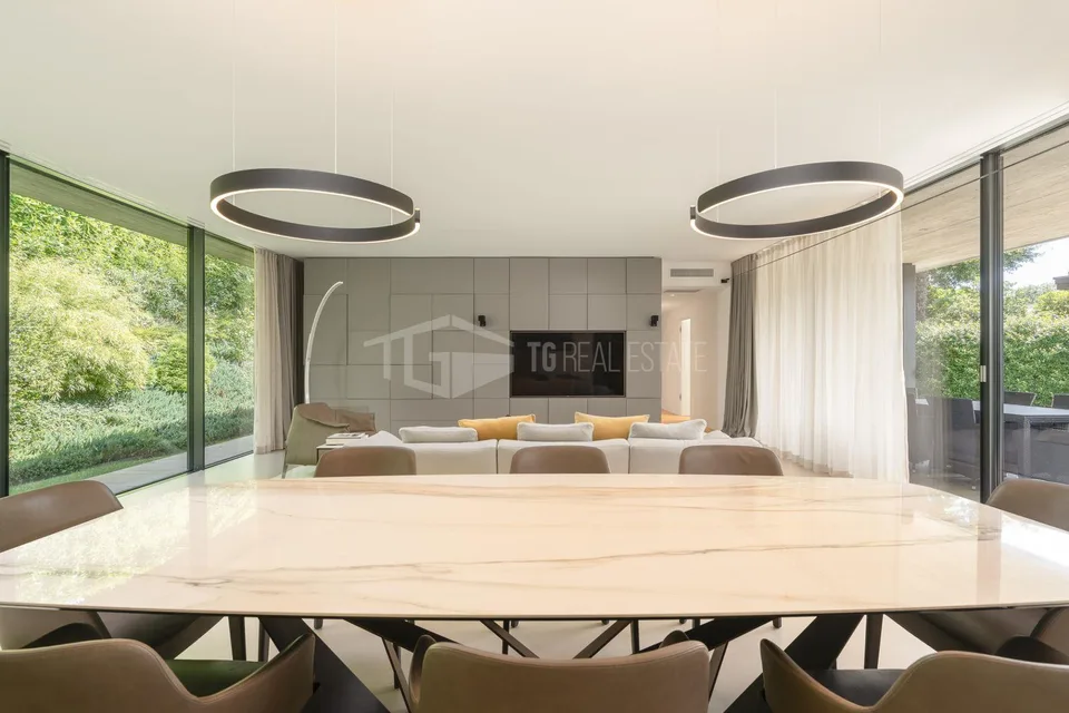 ELEGANT MODERN VILLA SURROUNDED BY GREENERY – photo 9 of 15