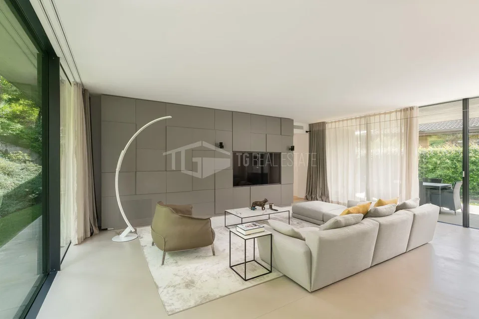 ELEGANT MODERN VILLA SURROUNDED BY GREENERY – photo 10 of 15