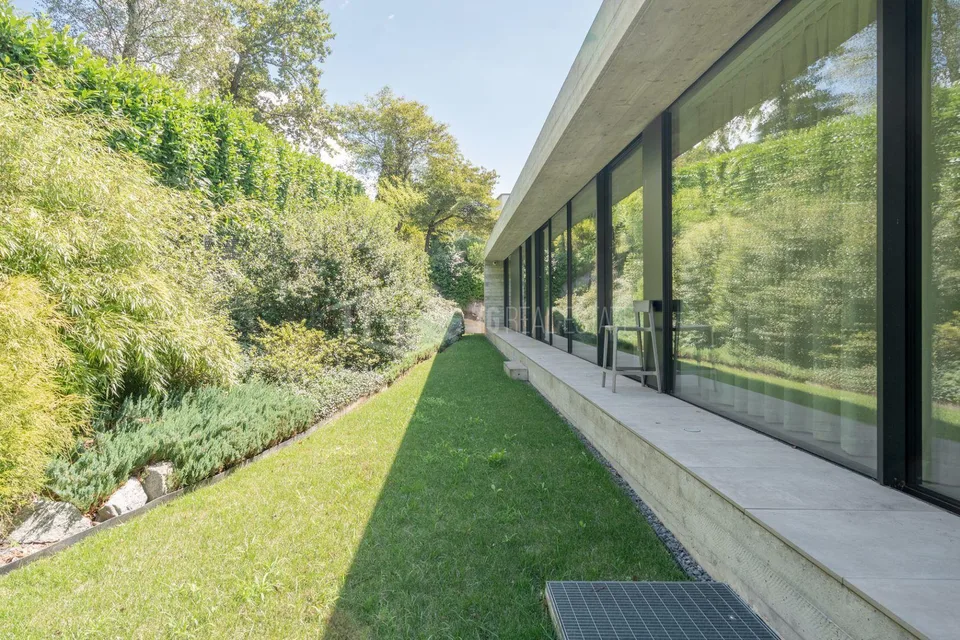 ELEGANT MODERN VILLA SURROUNDED BY GREENERY – photo 7 of 15