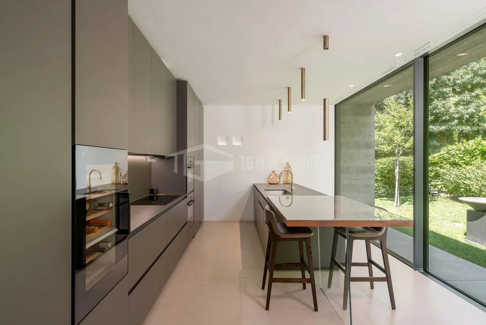 ELEGANT MODERN VILLA SURROUNDED BY GREENERY – photo 11 of 15