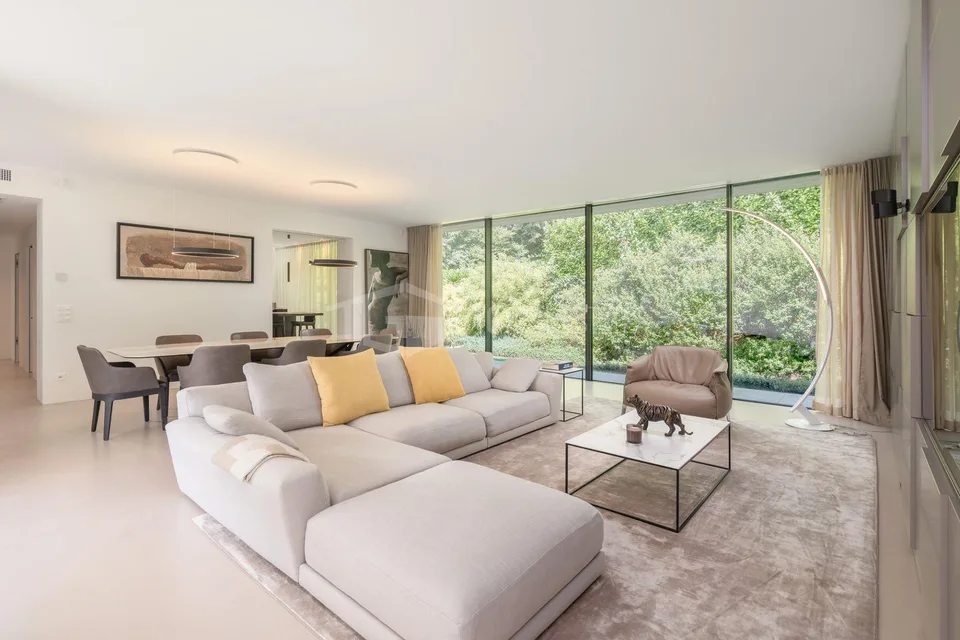ELEGANT MODERN VILLA SURROUNDED BY GREENERY – photo 8 of 15